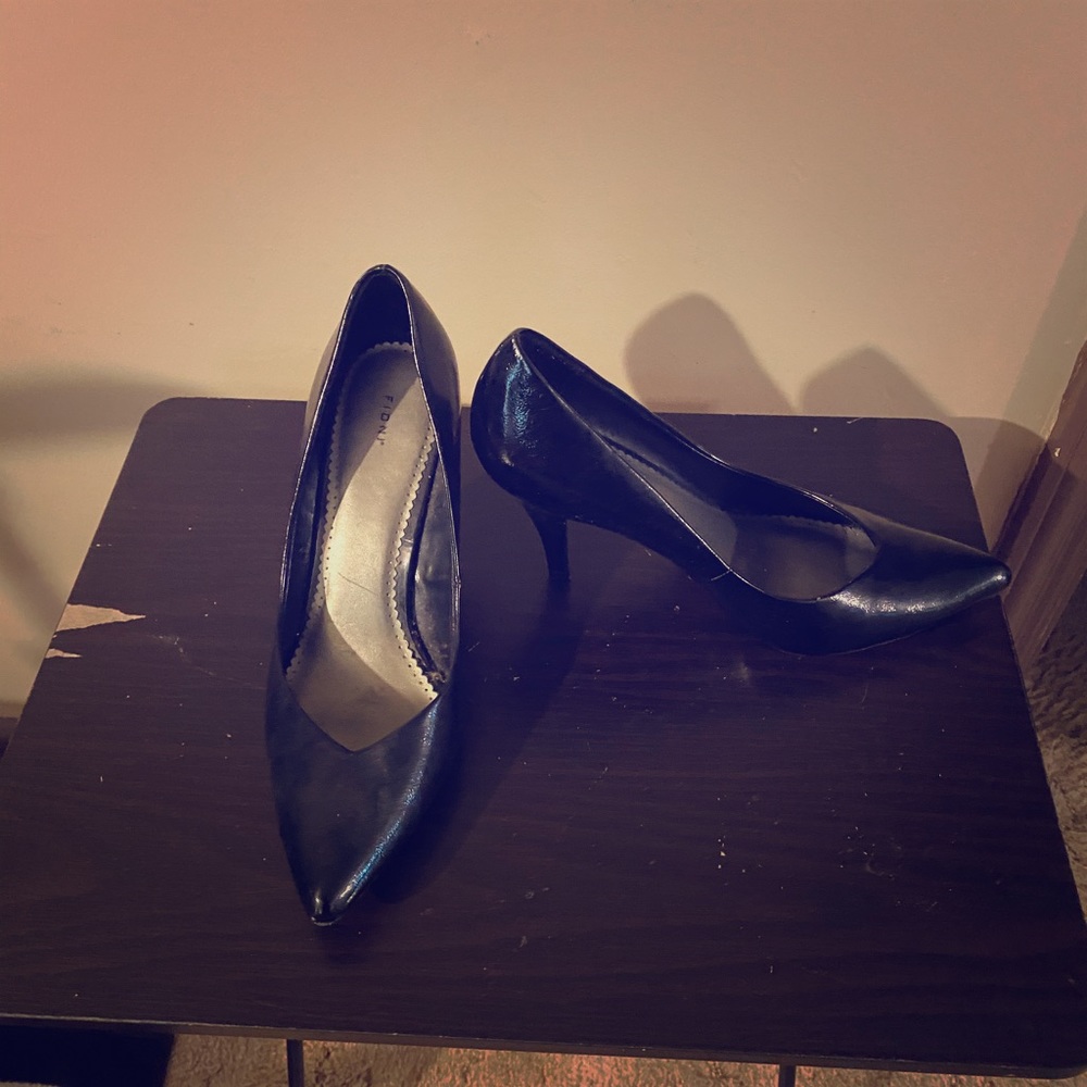 Basic black pumps